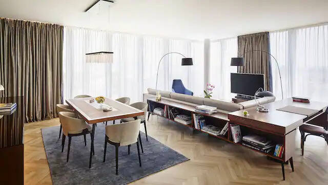 King Bed Suite Skyline View Premium