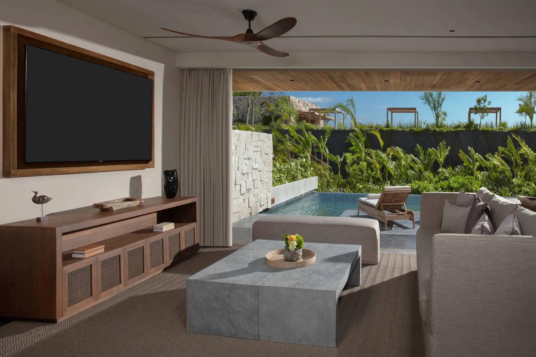 MASTER SUITE SWIMOUT TROPICAL VIEW