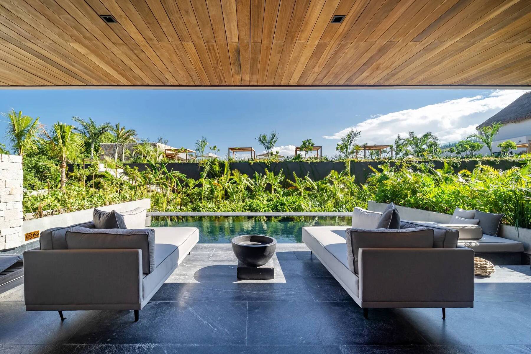 MASTER SUITE SWIMOUT TROPICAL VIEW