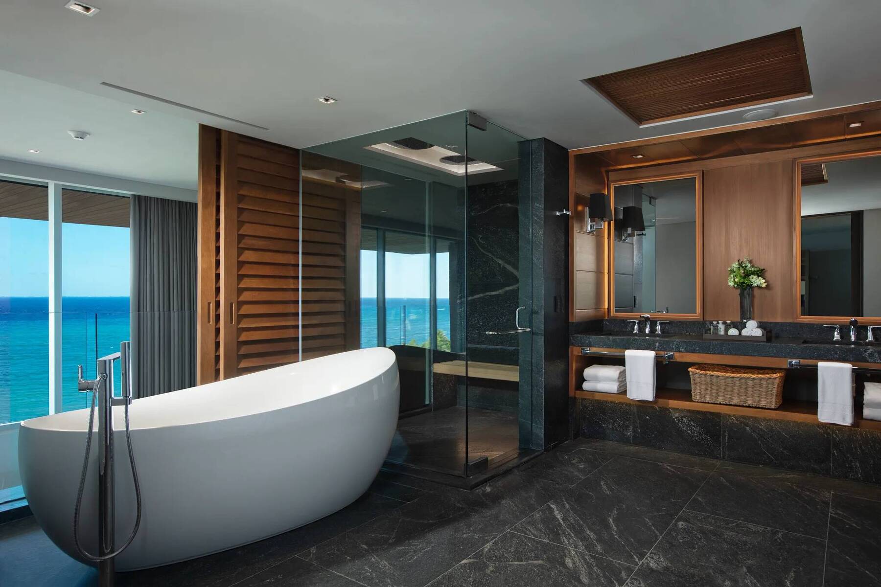 TWO STOREY PENTHOUSE SUITE OCEANFRONT