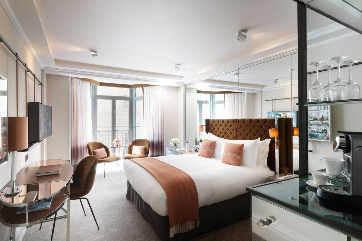 DELUXE ROOM