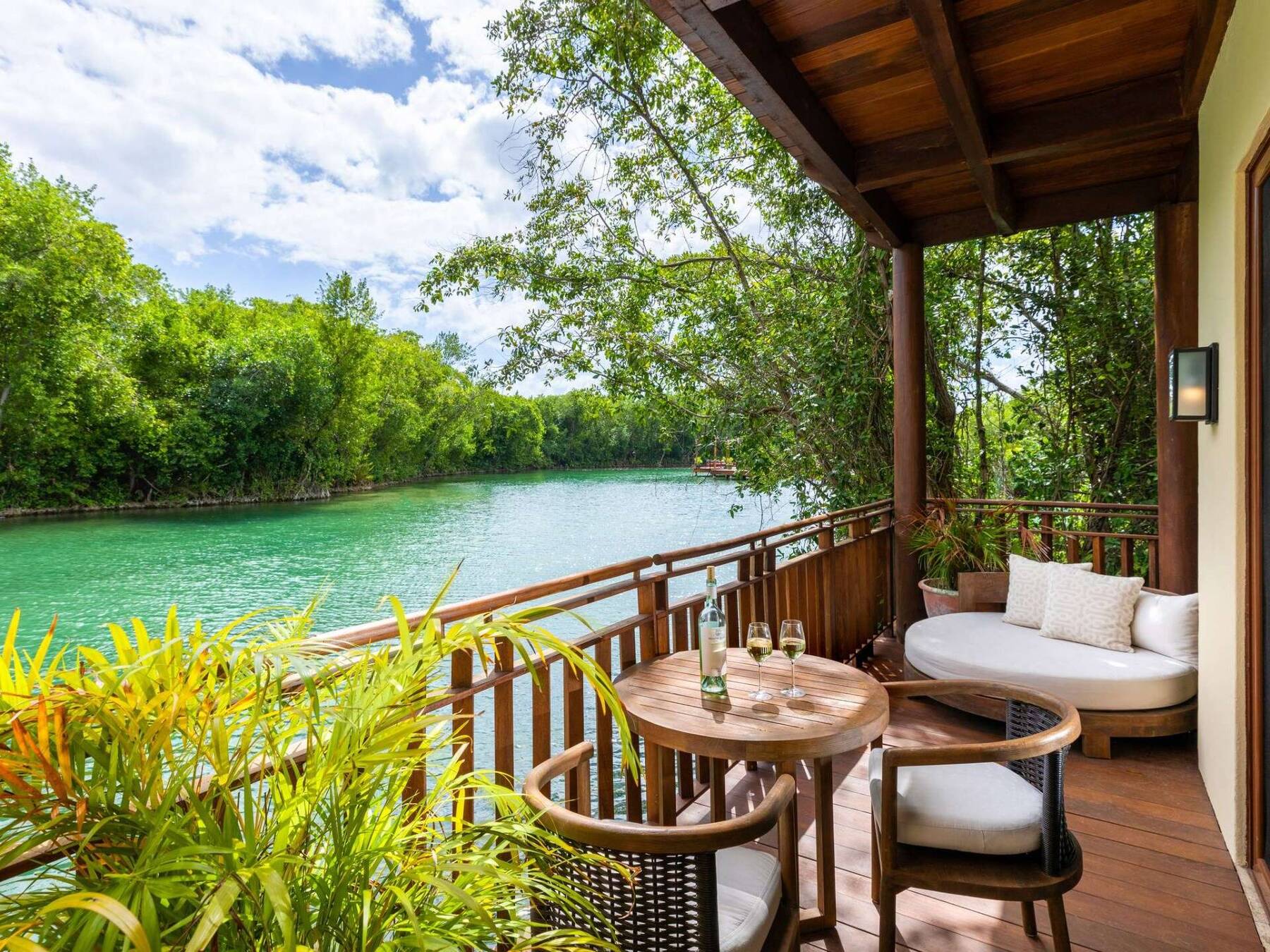 SIGNATURE CASITA SUITE TWO QUEEN