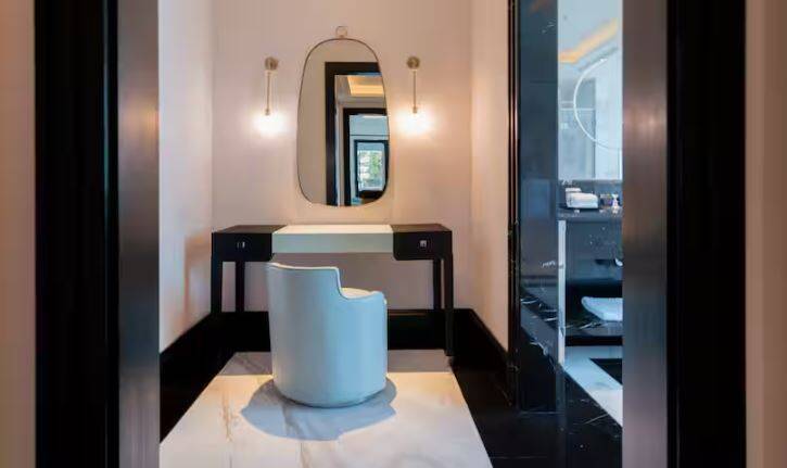AMBASSADOR SUITE