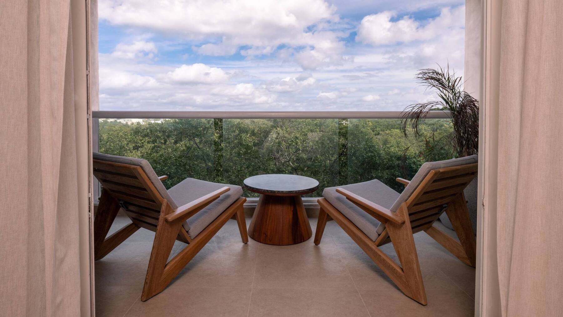DELUXE KING BALCONY 