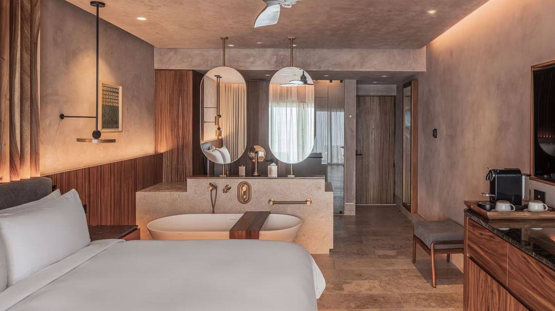 DELUXE KING OCEAN VIEW BALCONY 