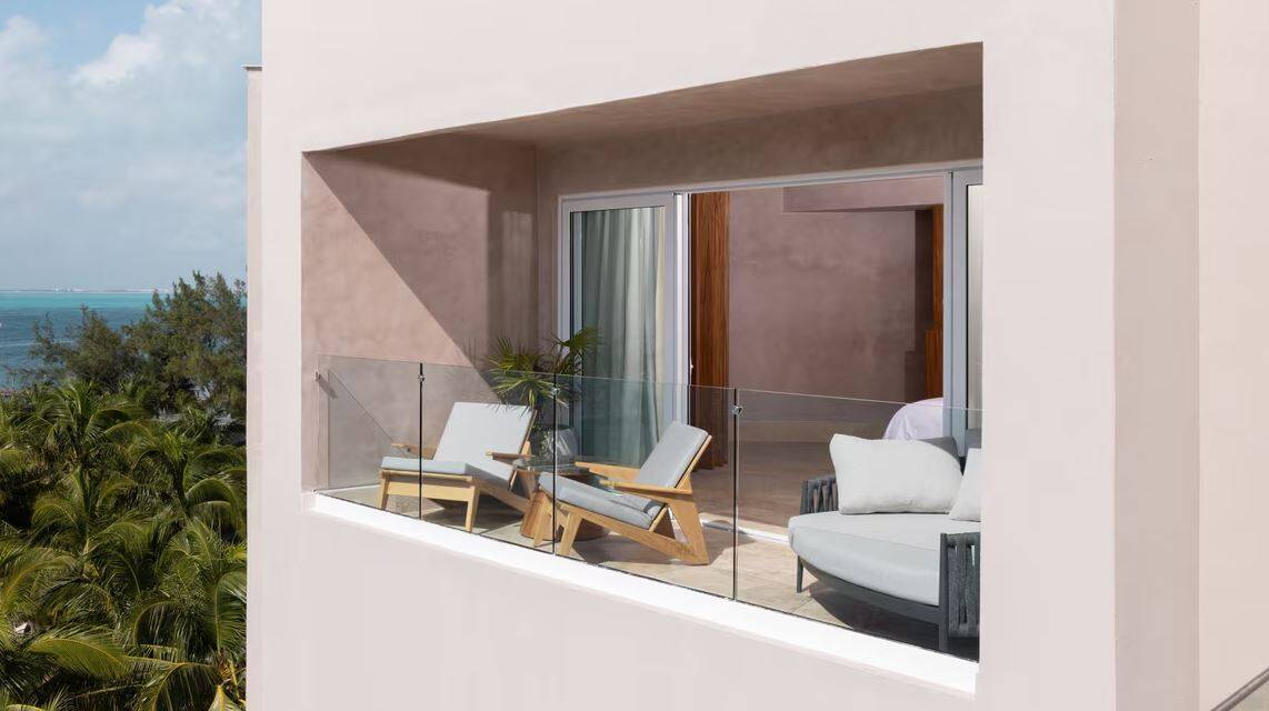 PRESIDENTIAL SUITE OCEANFRONT BALCONY