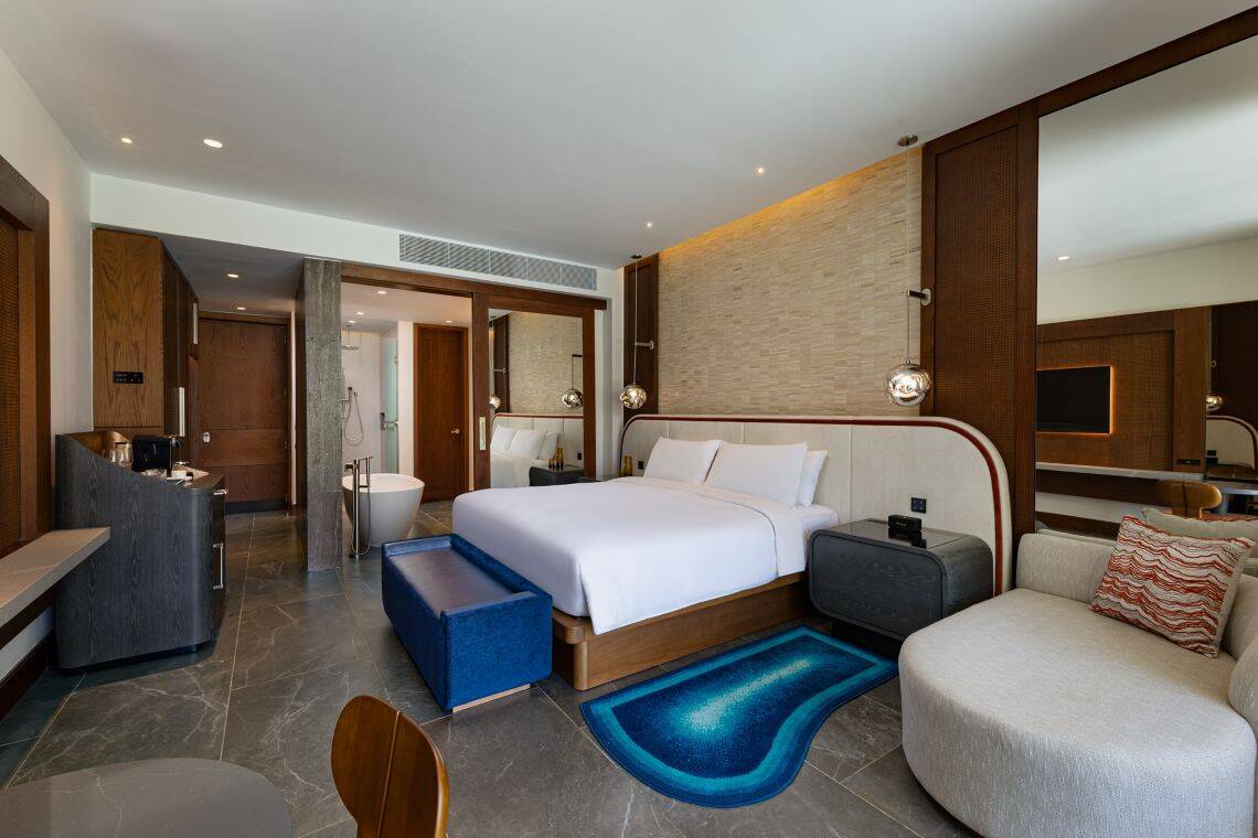 DELUXE ONE KING, SWIM-UP ROOM