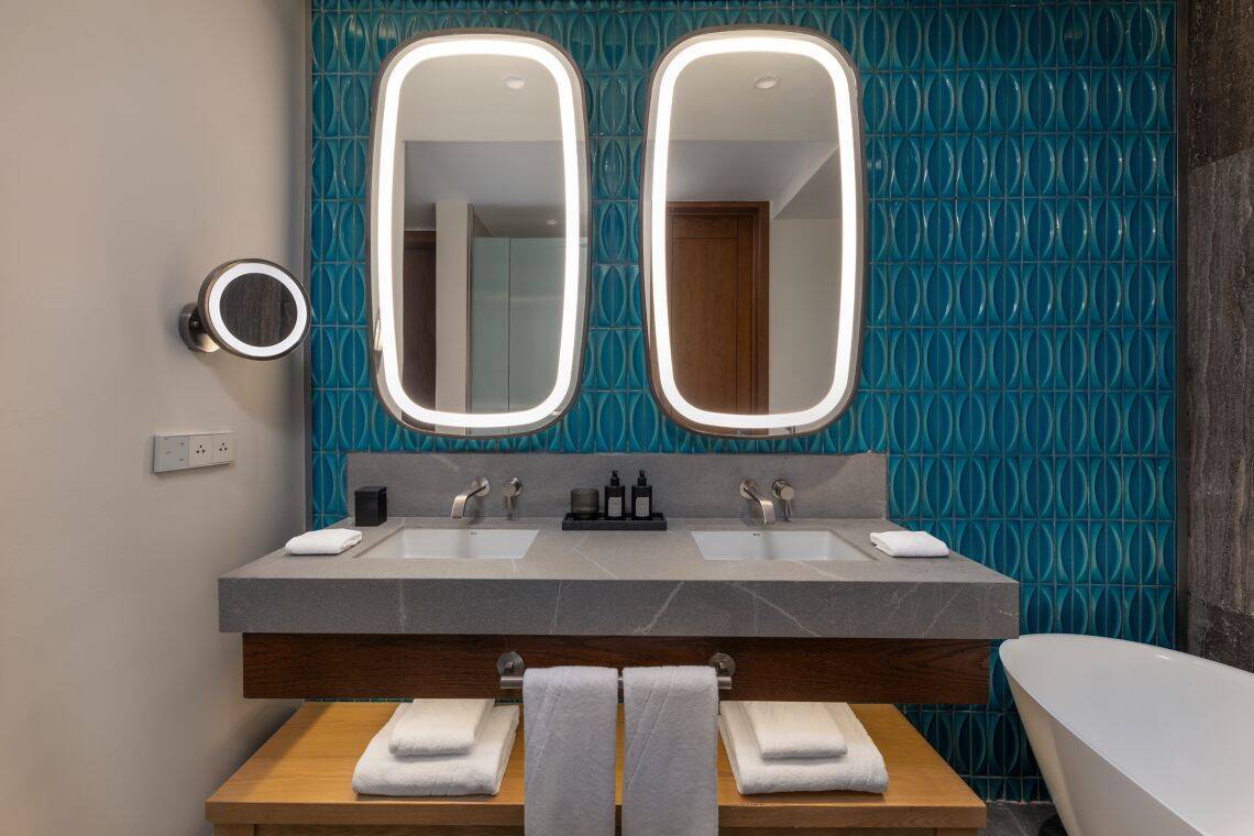 PREMIER DELUXE ONE KING, PRIVATE POOL ROOM