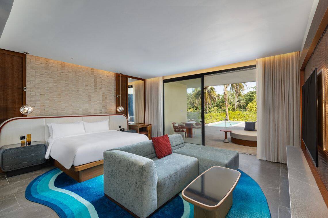 PREMIER DELUXE ONE KING, PRIVATE POOL ROOM