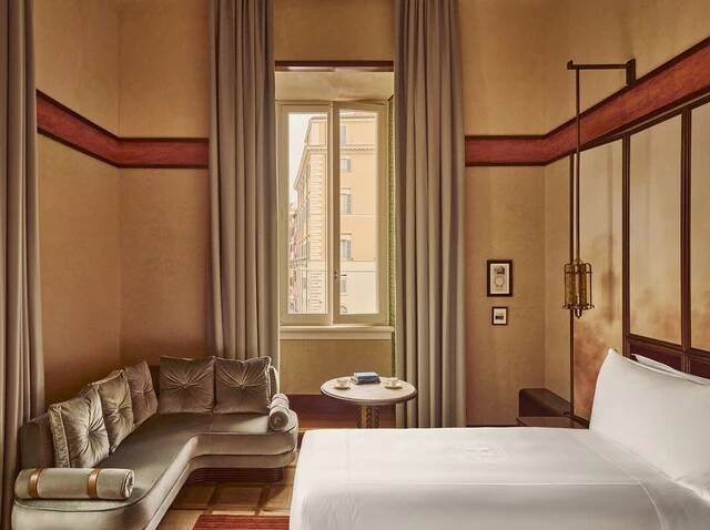 DELUXE ROOM WITH MINERVA SQUARE VIEWS