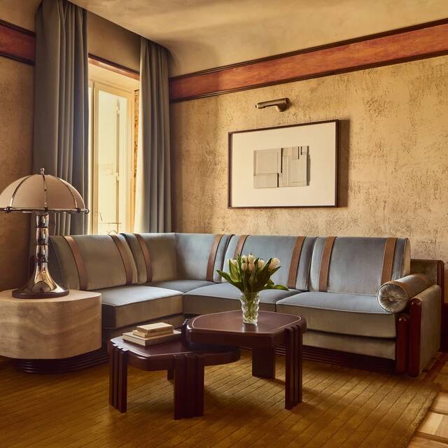 SUITE WITH MINERVA SQUARE VIEWS