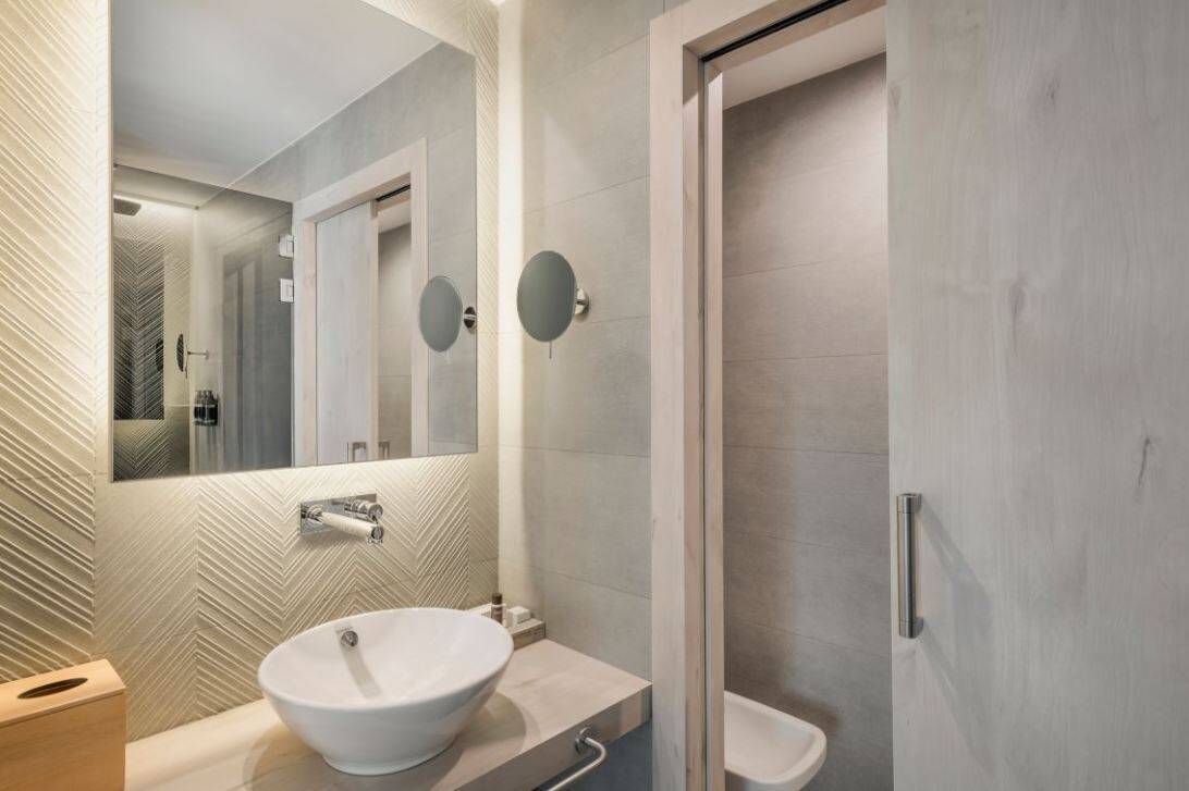 DELUXE KING RIVER VIEW ROOM