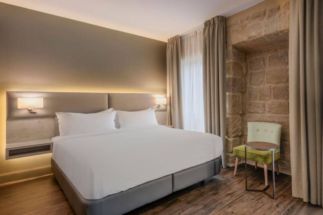DELUXE KING RIVER VIEW ROOM