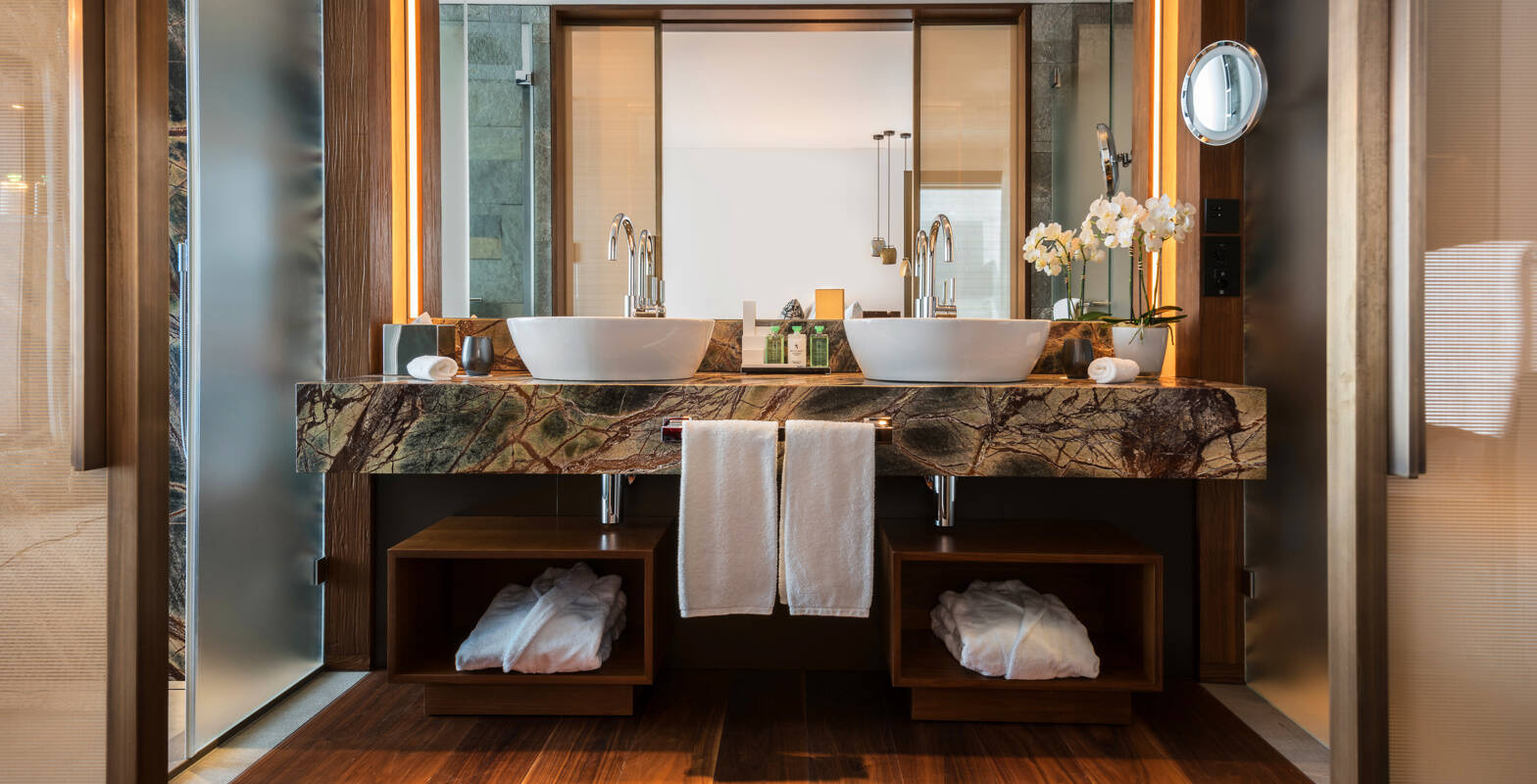 Contemporary Lake View Panorama Suite