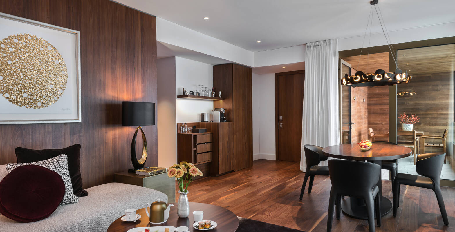 Contemporary Lake View Panorama Suite