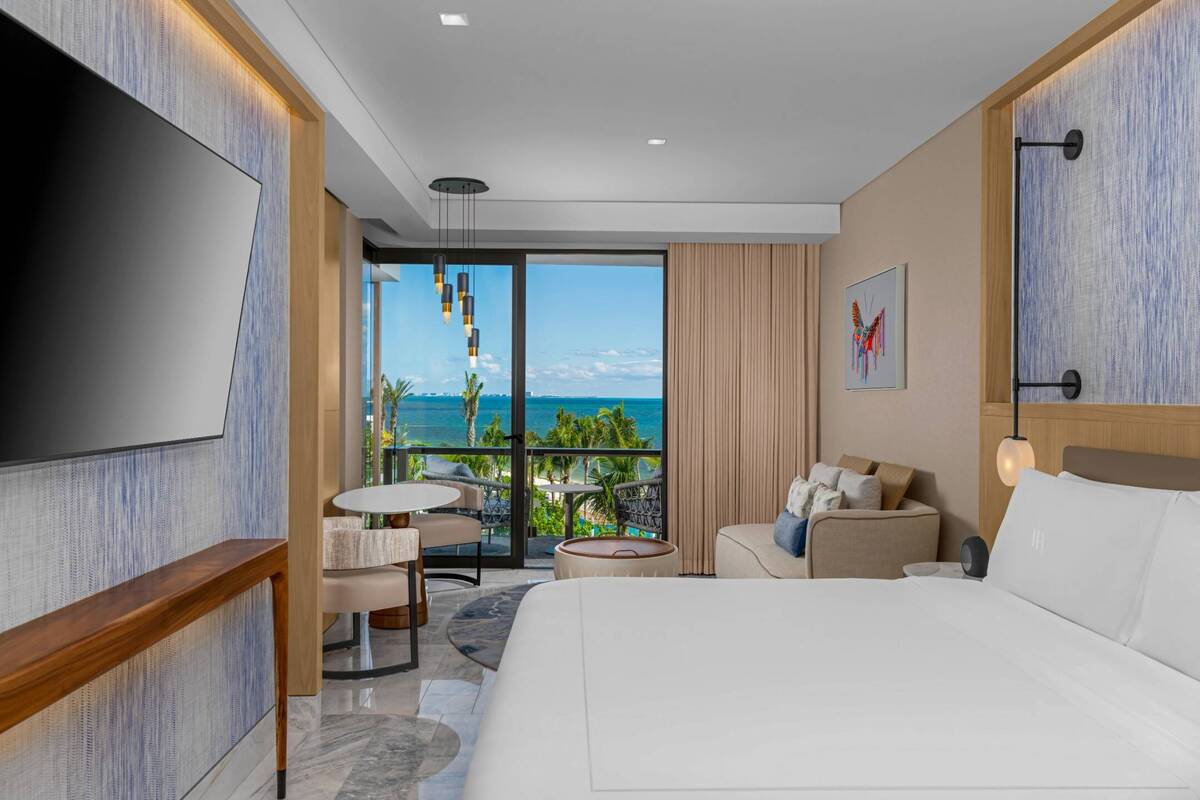 OCEAN FRONT VIEW KING GUESTROOM