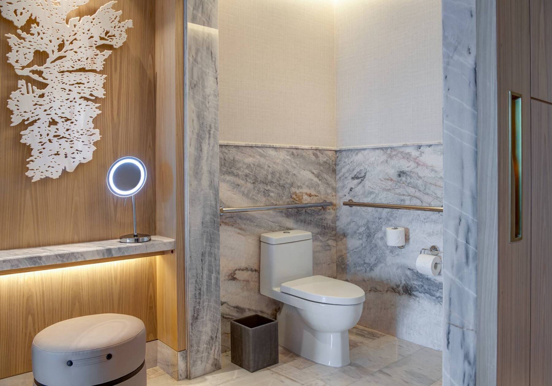 KING MOBILITY ACCESSIBLE WITH ROLL-IN SHOWER