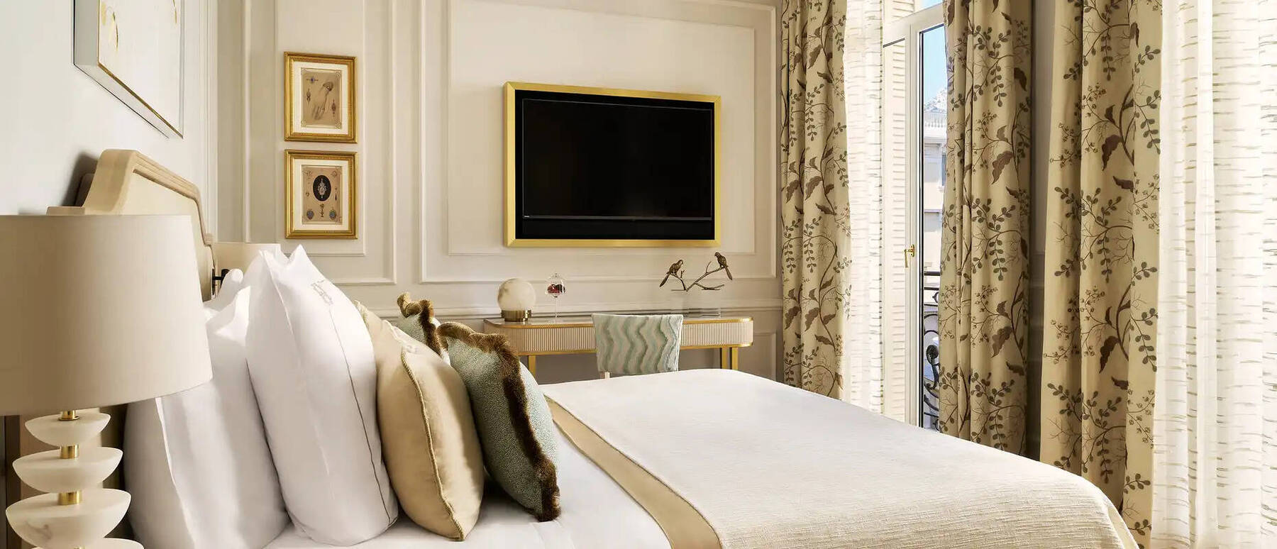 Superior Queen Room City or Courtyard View