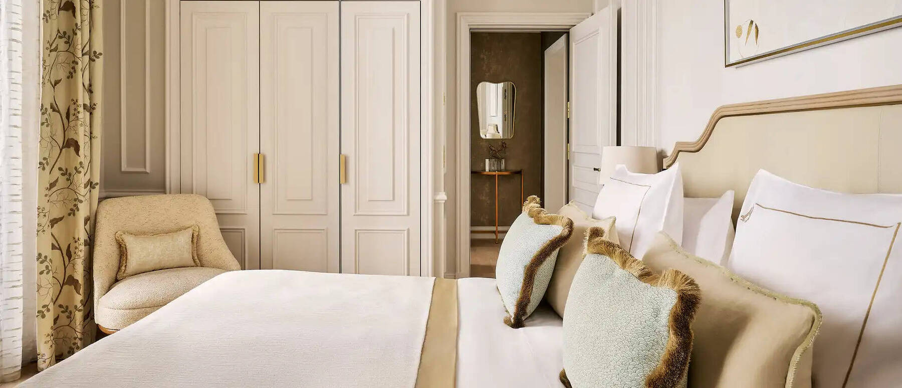 Superior Queen Room City or Courtyard View