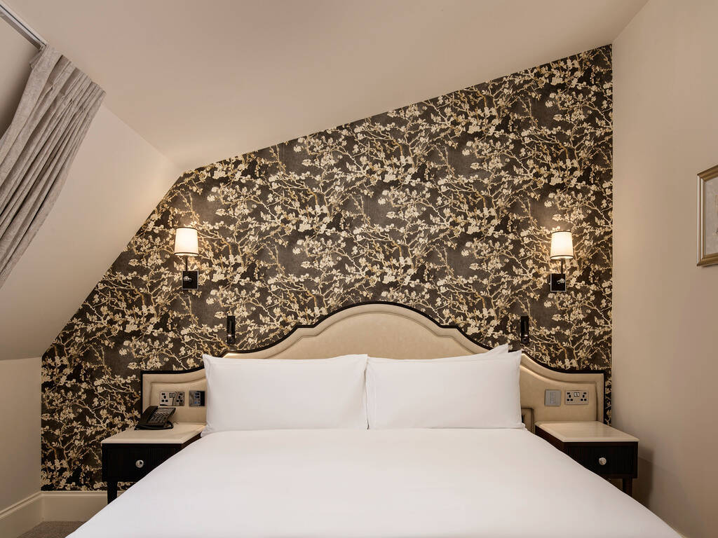 QUEEN EAVES ROOM