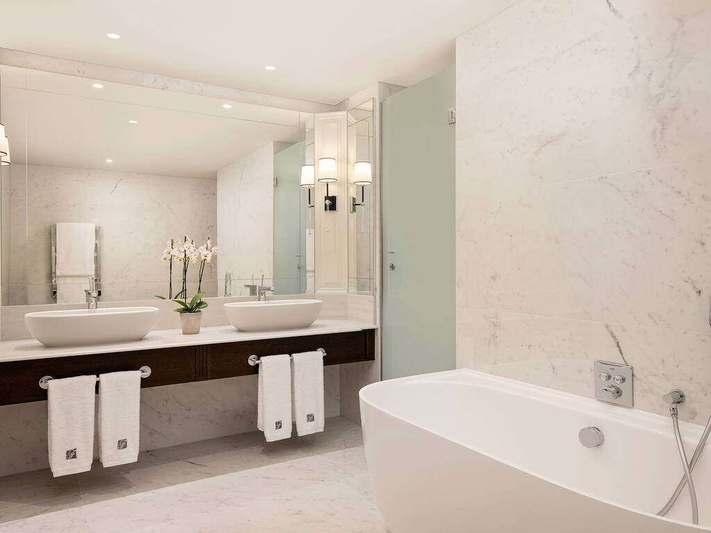 FAIRMONT ONE BEDROOM KING SUITE