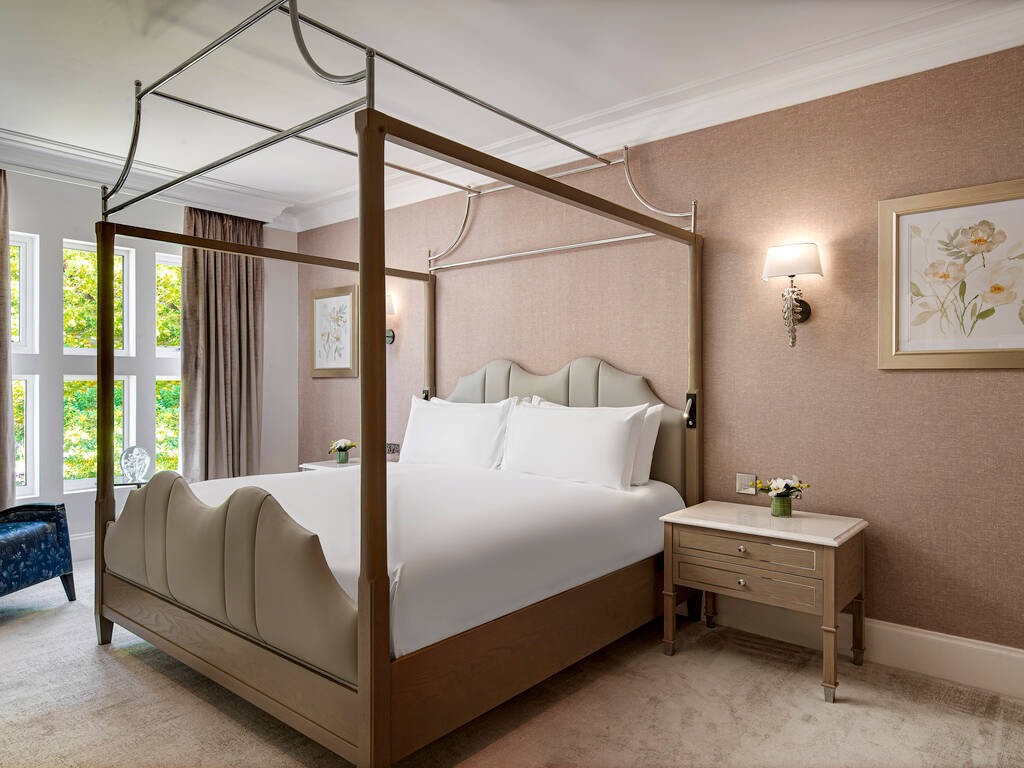 LUXURY TWO BEDROOM CORNER SUITE