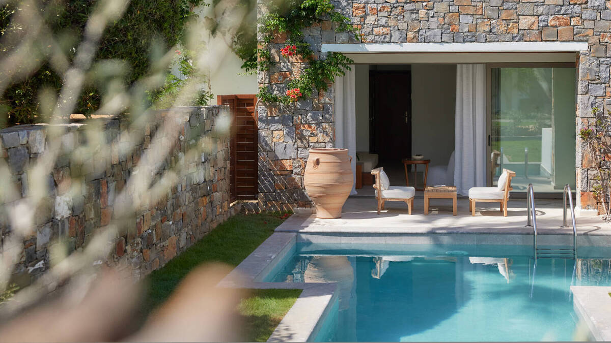 SWIM UP SUPERIOR WITH PRIVATE GARDEN