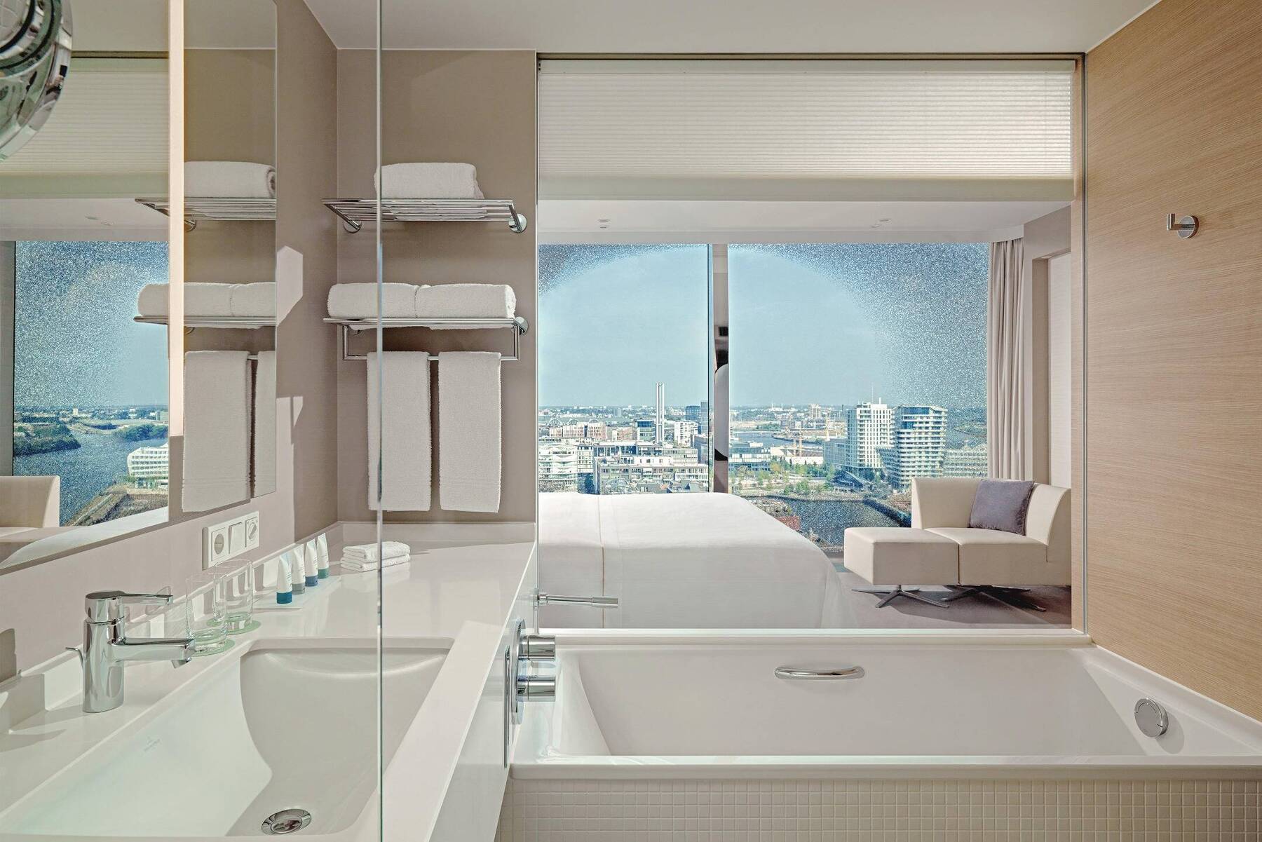DELUXE KING, CITY AND PARTIAL WATER VIEW ROOM