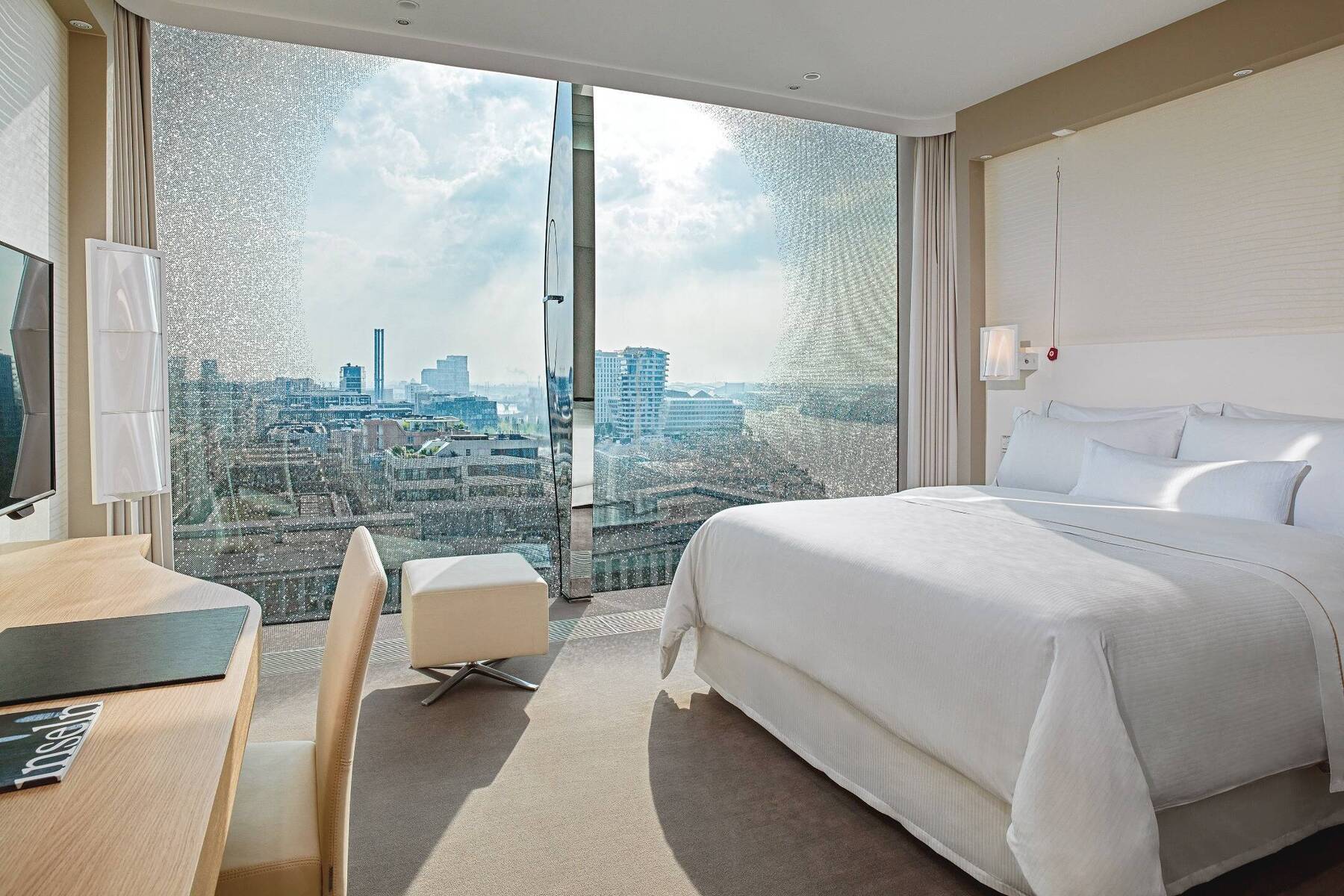 DELUXE KING, CITY AND PARTIAL WATER VIEW ROOM