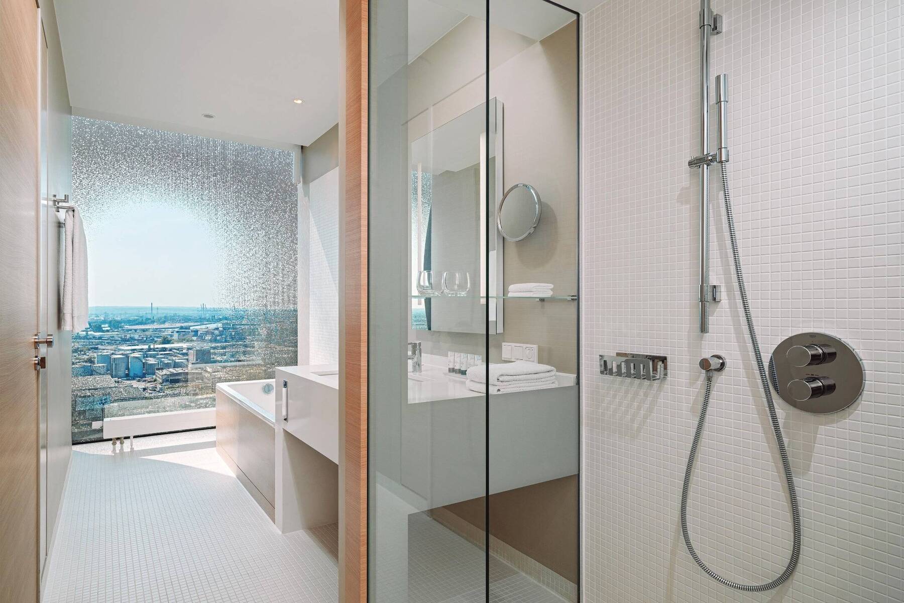 HORIZON KING, CITY AND WATER VIEW CORNER SUITE