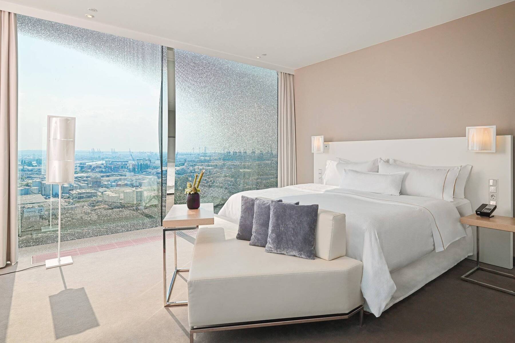 HORIZON KING, CITY AND WATER VIEW CORNER SUITE