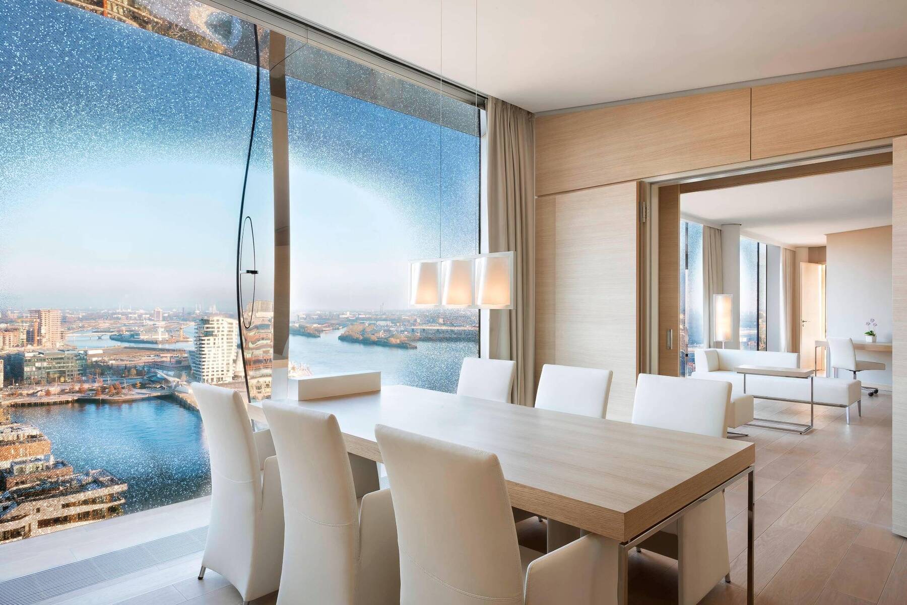 PRESIDENTIAL, CITY AND WATER VIEW SUITE