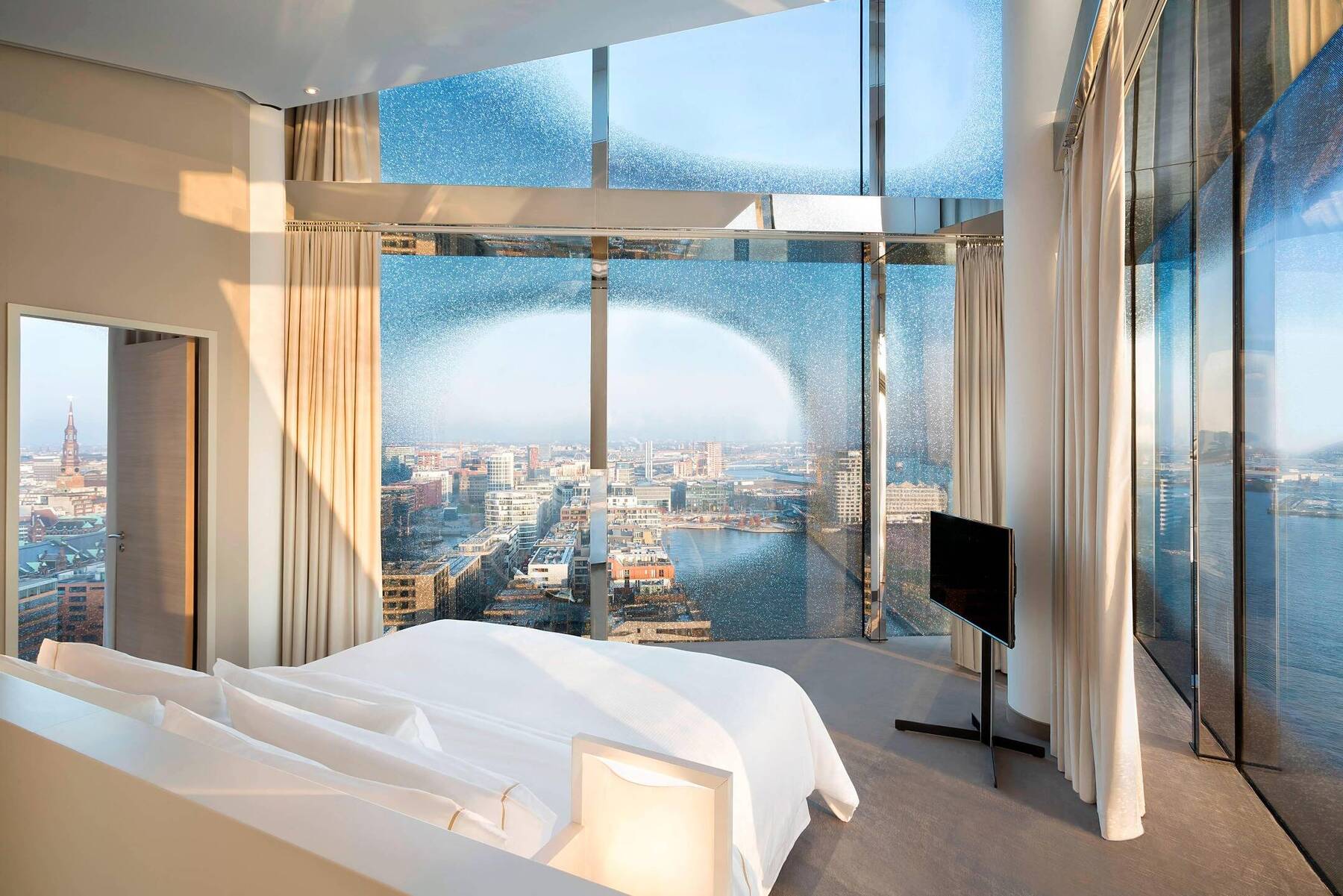 PRESIDENTIAL, CITY AND WATER VIEW SUITE