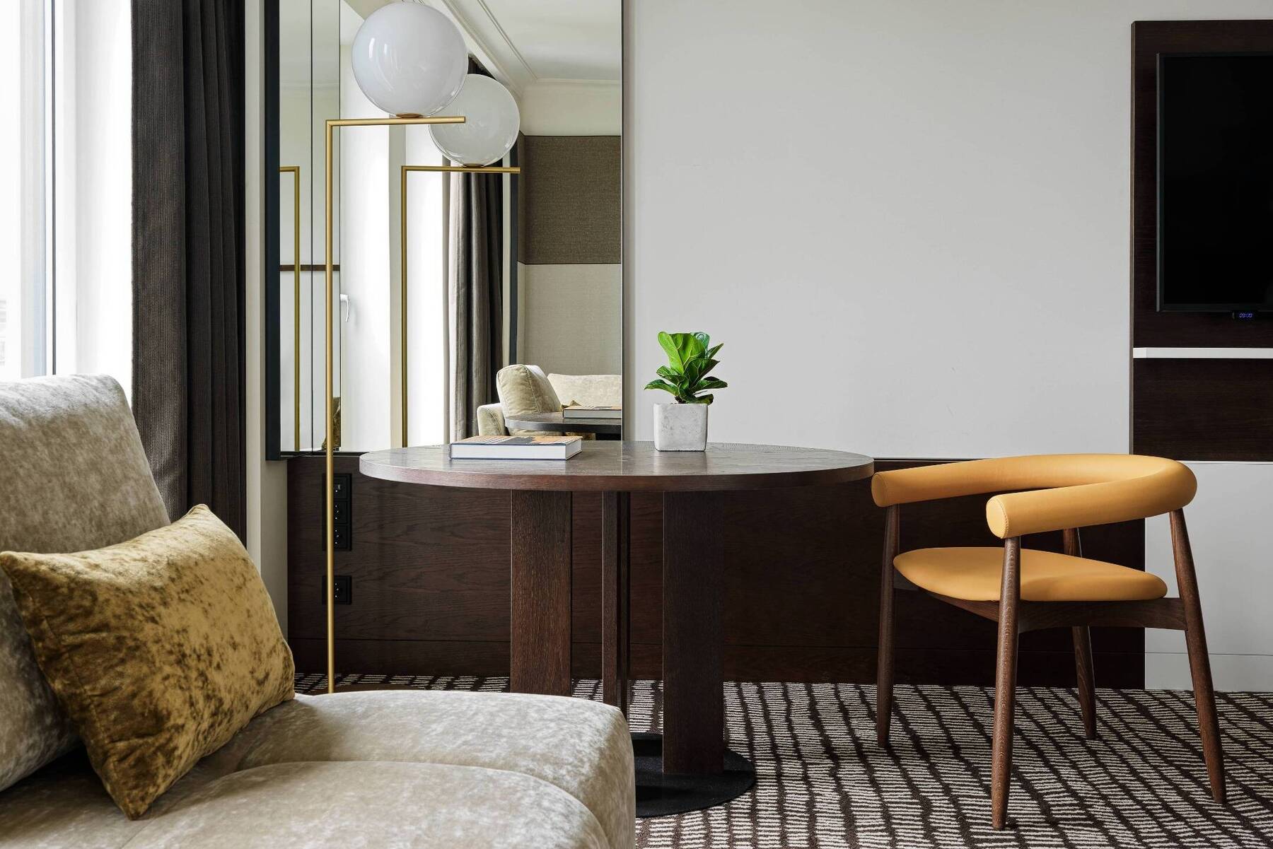 DELUXE KING ROOM