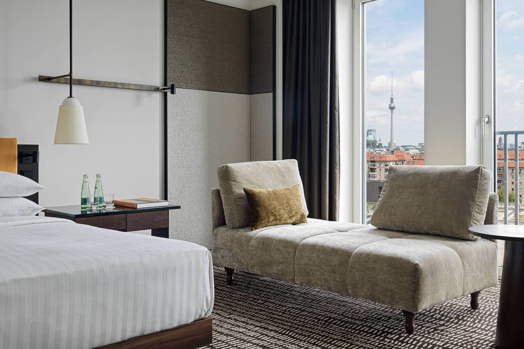 PANORAMIC KING, CITY VIEW ROOM