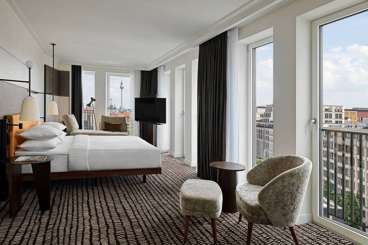 SUPERIOR LARGER KING ROOM