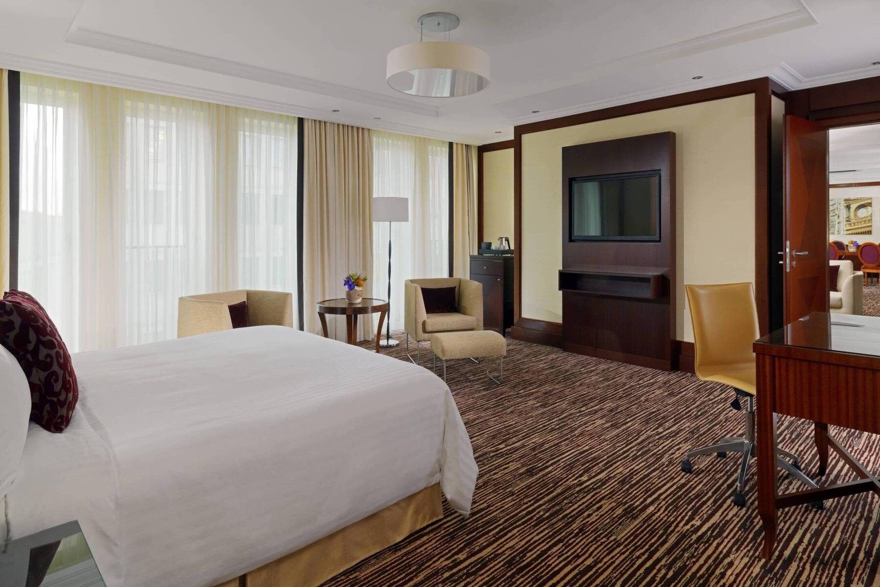 CAPITAL LOUNGE ACCESS, ONE BEDROOM SUITE HIGH FLOOR