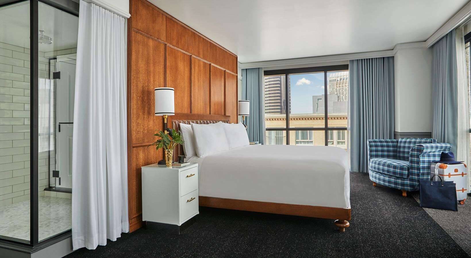 ACCESSIBLE POOL VIEW KING ROOM