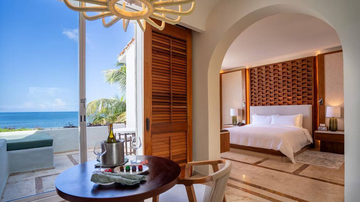 Master Oceanfront Signature Suite