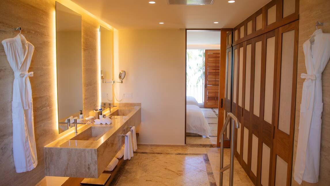 Master Oceanfront Signature Suite Two Queen