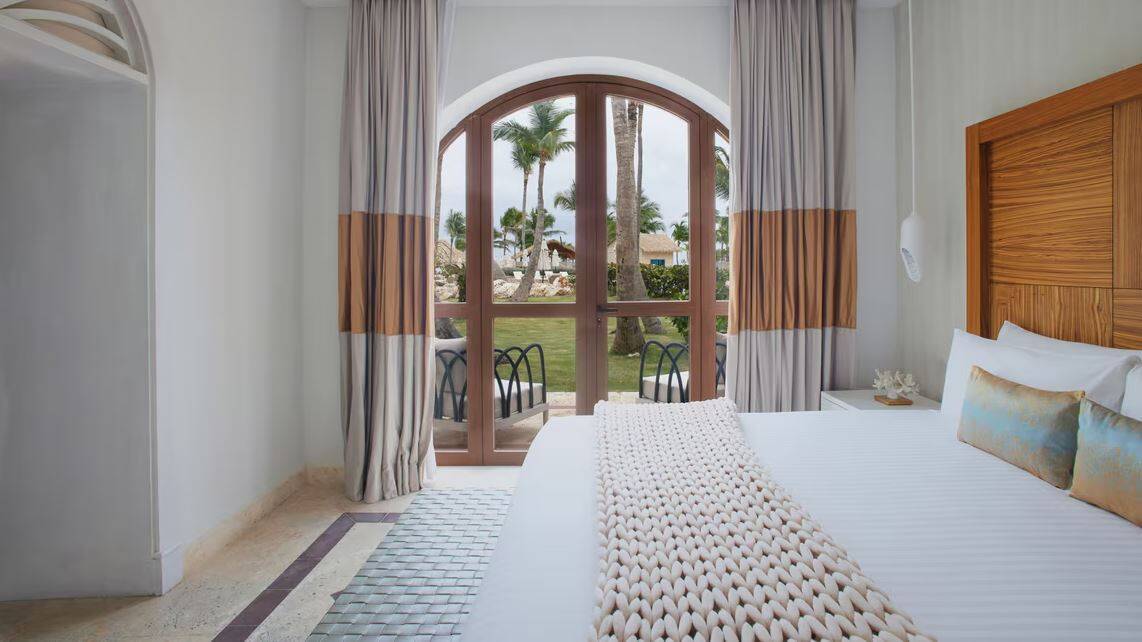 BEACHFRONT JUNIOR SUITE KING