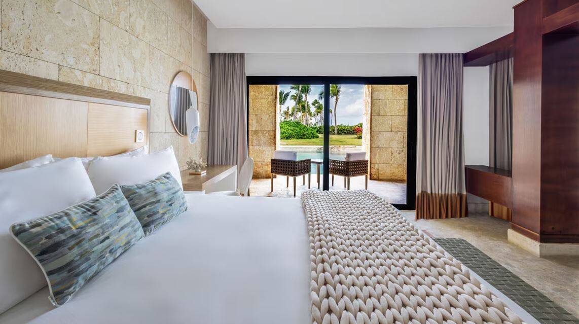 CASTLE SWIM OUT JUNIOR SUITE KING POOL VIEW
