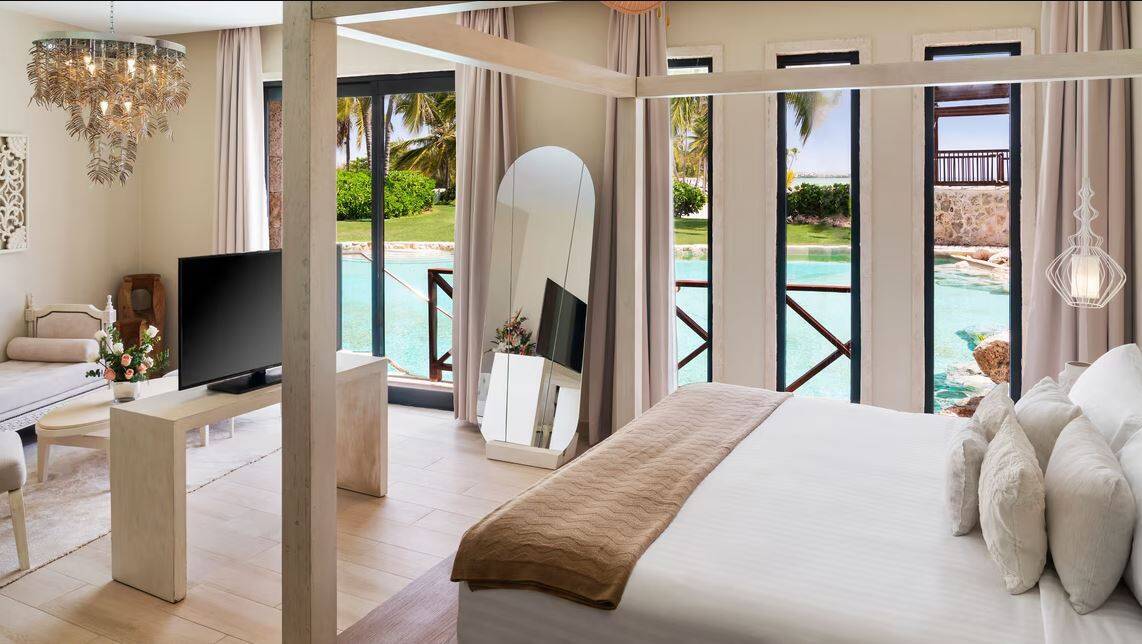 CASTLE SWIM OUT JUNIOR SUITE KING POOL VIEW
