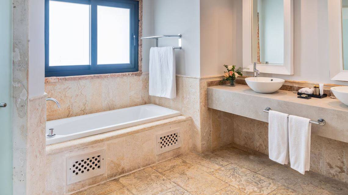 CASTLE HONEYMOON SUITE