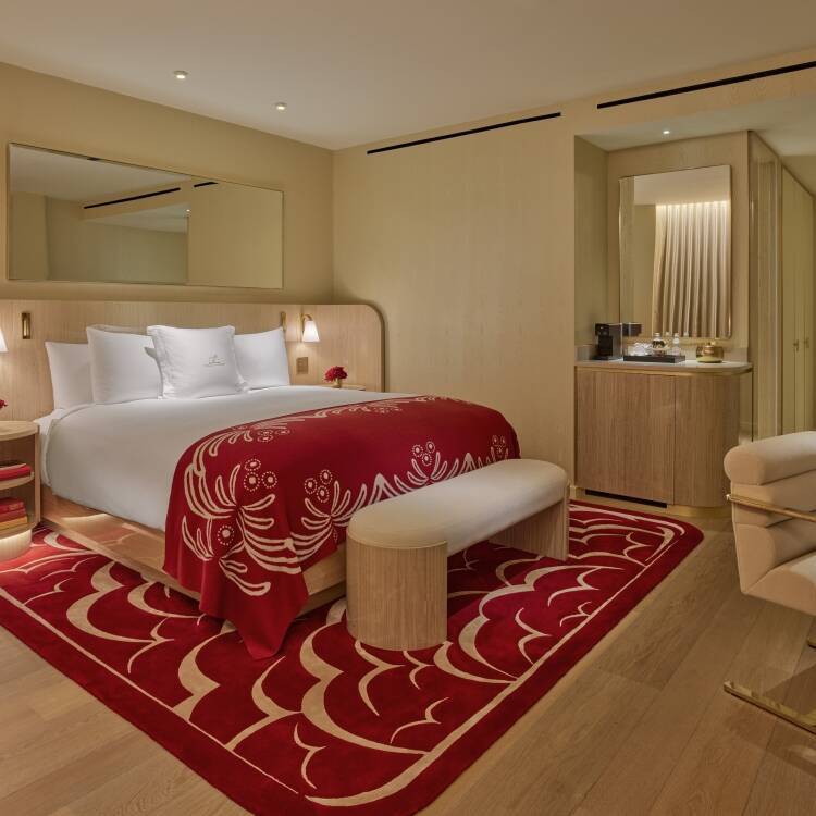 DELUXE KING ROOM