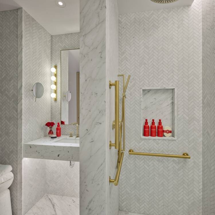 CLASSIC QUEEN-QUEEN MOBILITY AND HEARING ACCESSIBLE ROOM