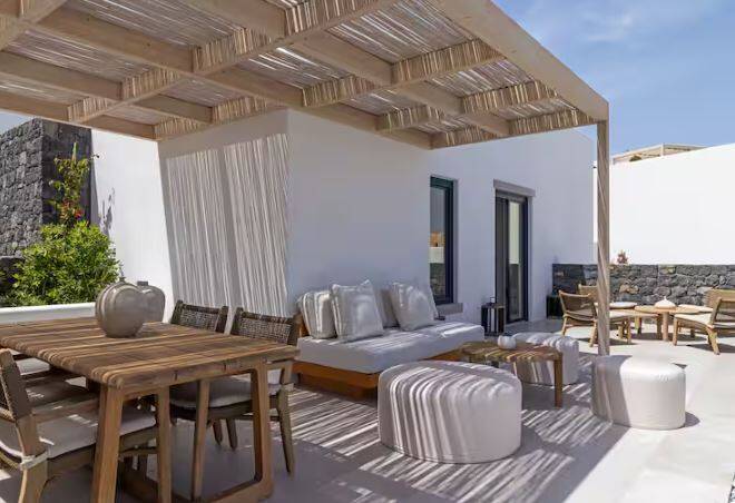 KING DELUXE ROOM WITH POOL