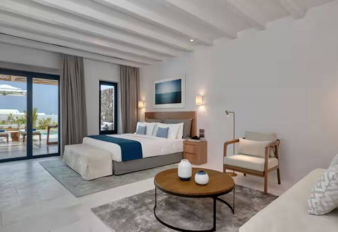 KING DELUXE ROOM WITH POOL
