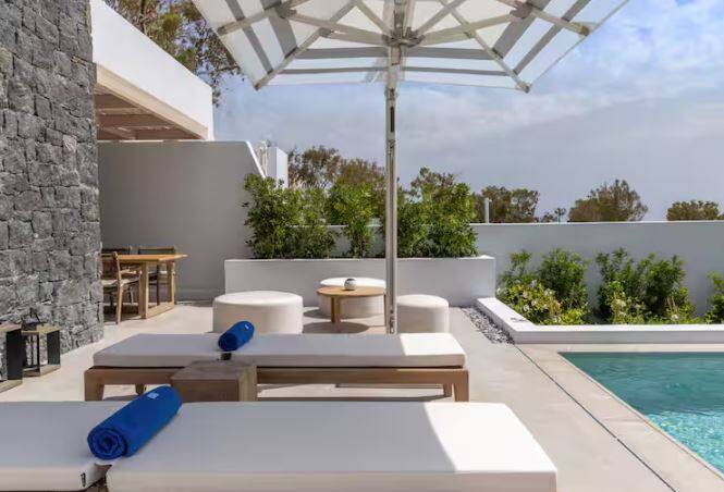 KING DELUXE ONE BEDROOM SUITE WITH POOL