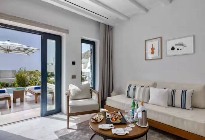 KING DELUXE ONE BEDROOM SUITE WITH POOL